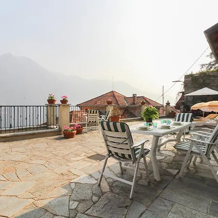 A Terrace For Daydreaming Near Como * モルトラージオ